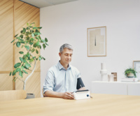 oh_HEM-7530T_OHE_ls_measuring-man_1500