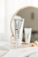 080F30149C_Life Style 2_Skin Active Matrix Support SPF 30