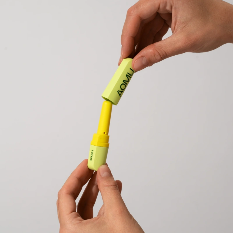 Aomu-hand-IG-Web-1x1-4.png