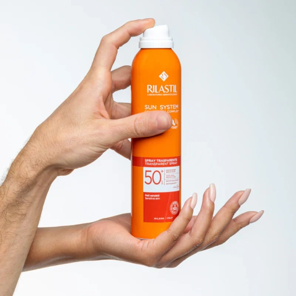 SunSystem_Transparent_Spray_SPF50_I28V07230_02_800x_105e6880-37b2-40a9-b82f-7e7e36fb893d_800x